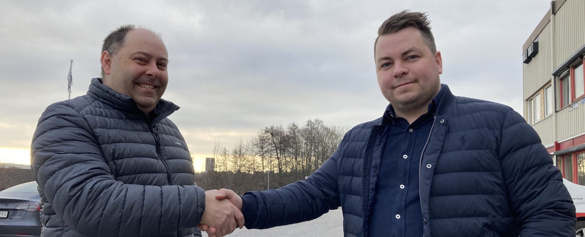 Daglig leder Kim A. Johansen ønsker Magnus Lie Nilsen velkommen til Solid Prosjekt