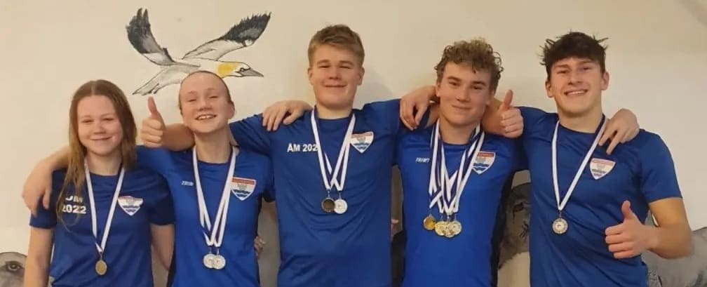 Medaljedryss til svømmerne i klubben er ikke en sjeldenhet, og Fredrik er en viktig brikke for mange av dem. Foto: Konstensvømmerne
