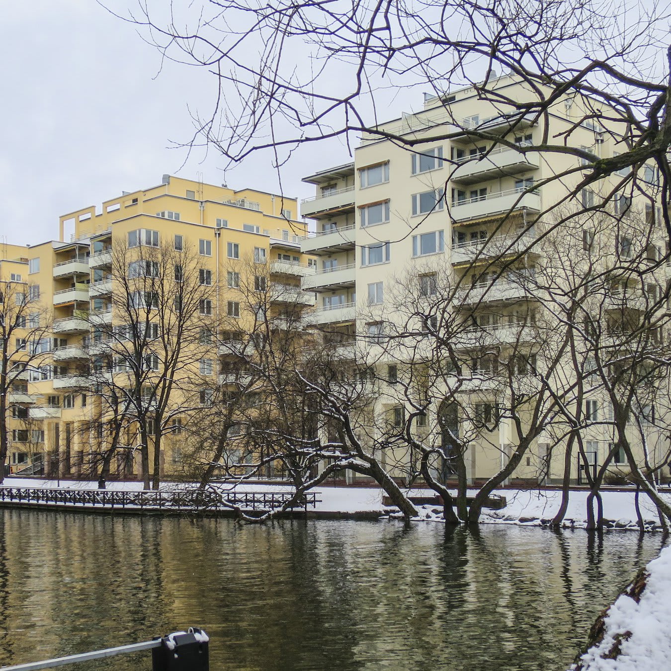 Flerbostadshusen på Blekholmsterrassen i Stockholm byggdes i nyfunkisstil på 1990-talet. Såväl färgsättning som balkonger knyter an till 1930-talets funkis.