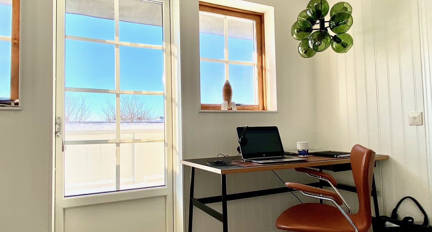 Den gröna lampan, raketen av trä i fönstret och den bekväma kontorsstolen är viktiga komponenter i Josefins hemmakontor. Foto: Josefin, privat