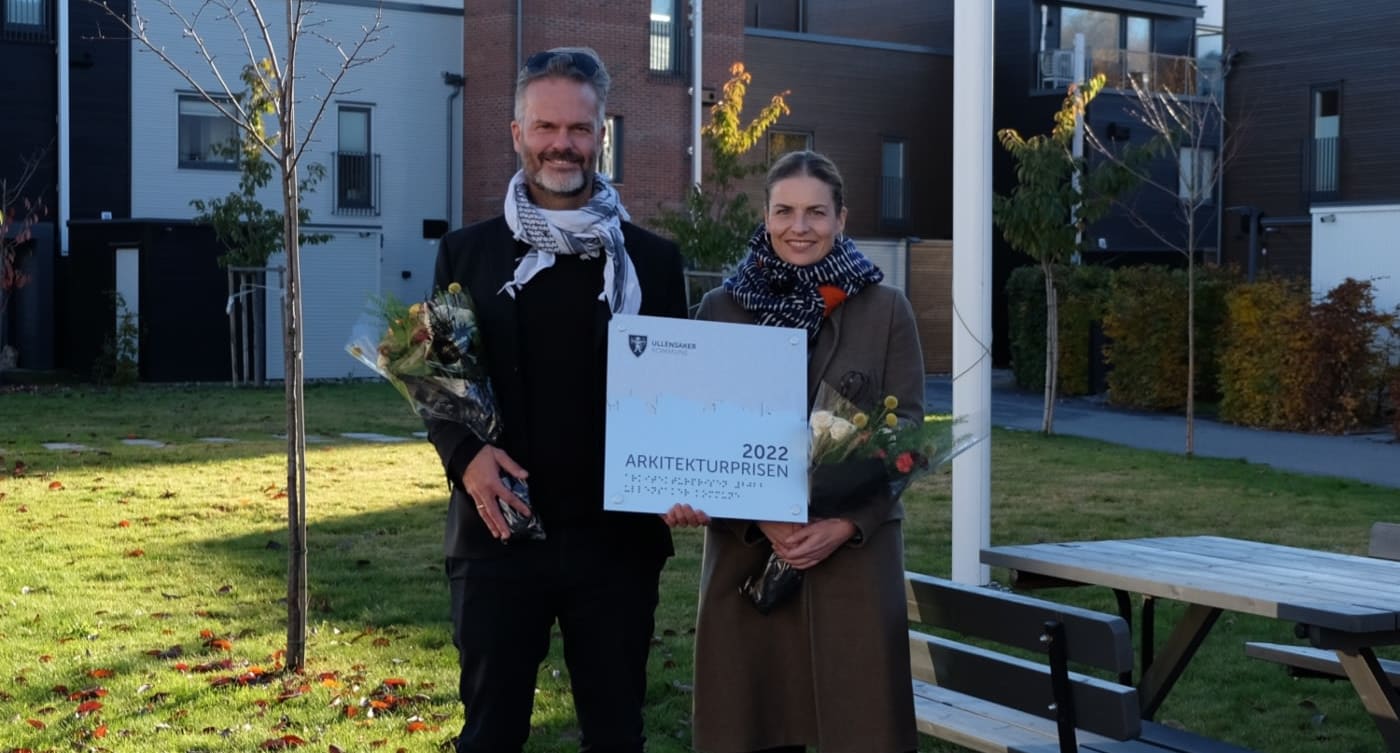 Prisvinnerne Erik Olav Marstein og Line Janicke Musæus med planketten fra Ullensaker Kommune som bevis på at de vant Arkitekturprisen 2022. Foto: Ivan Brodey
