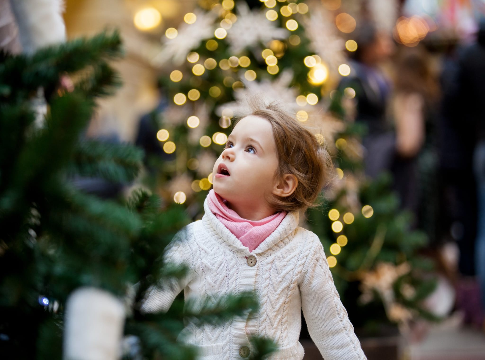 Det er lang tradisjon å tenne julegrana, hvor også lokale kor synger jula inn