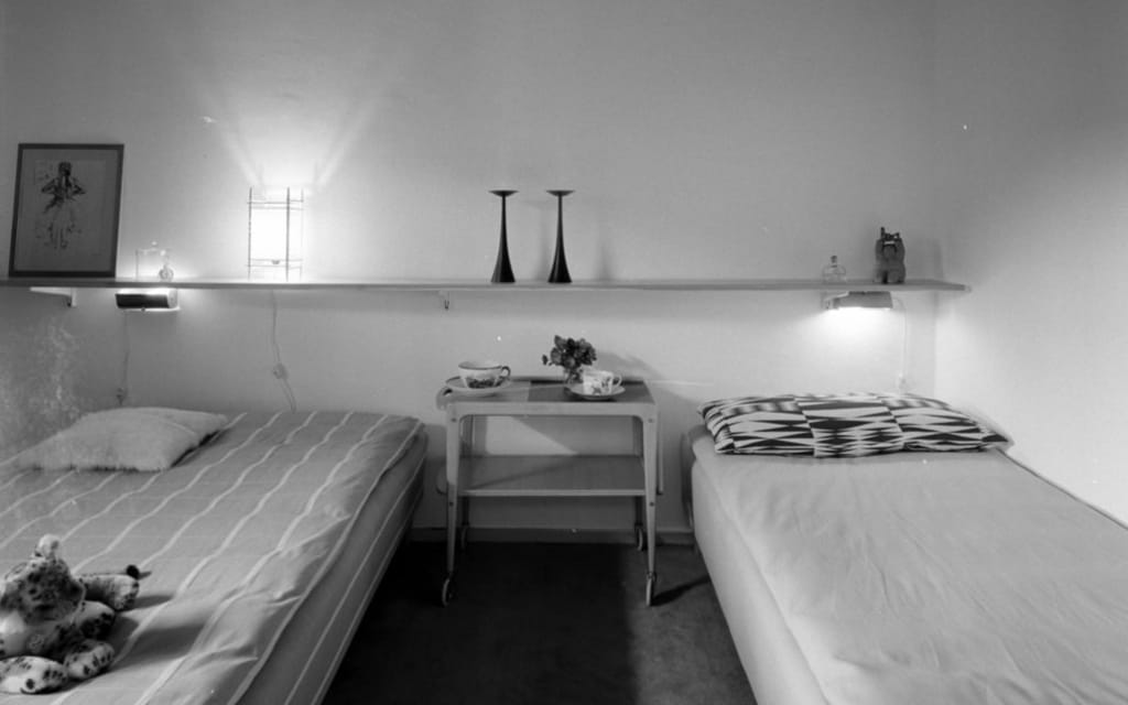 Helsingborgsutställningen Interiör, sovrum med två sängar, 50-tal