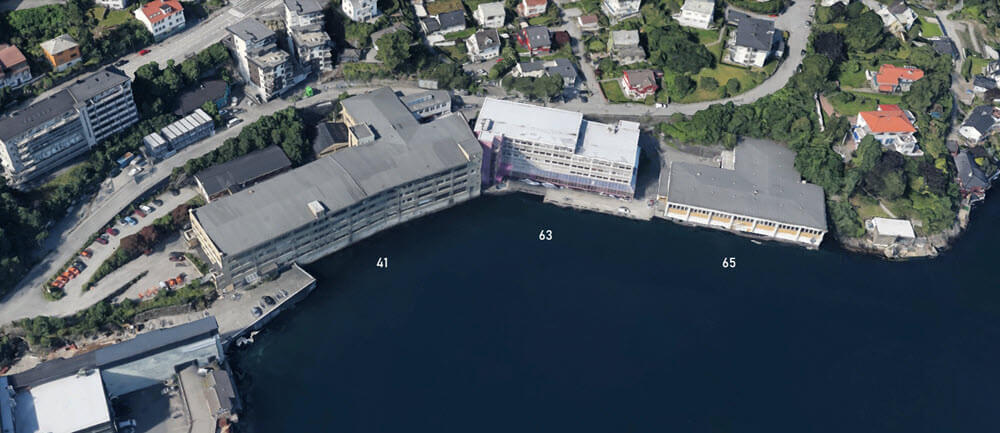 Johan Berentsens vei 41-65. Med Blant annet Bergen Klatresenter. Området snur i dag ryggen mot sjøen. Bygningsmassen skal omformes og sjølinjen skal utnyttes til det fulle. Foto: Google Earth. 
