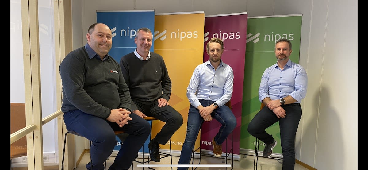Solid kjøper opp Nipas. Fra venstre: Kim A. Johansen (Solid), Terje Lyngaas (Solid), Andreas Akselsen (Godthåb Holding) og Tony Øvrevik (Nipas)
