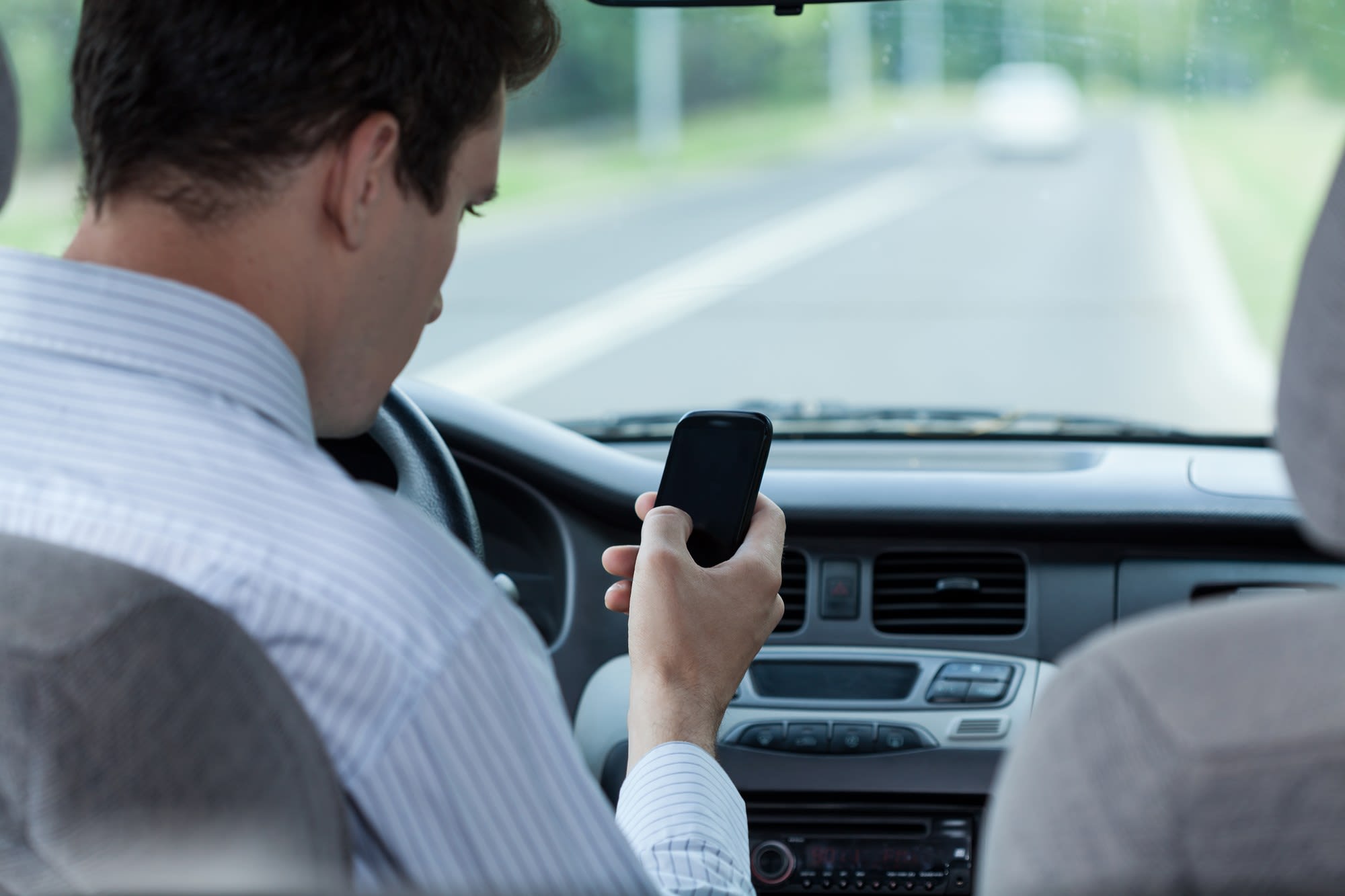 Mobilbruk og bilkjøring forårsaker mange trafikkulykker. 