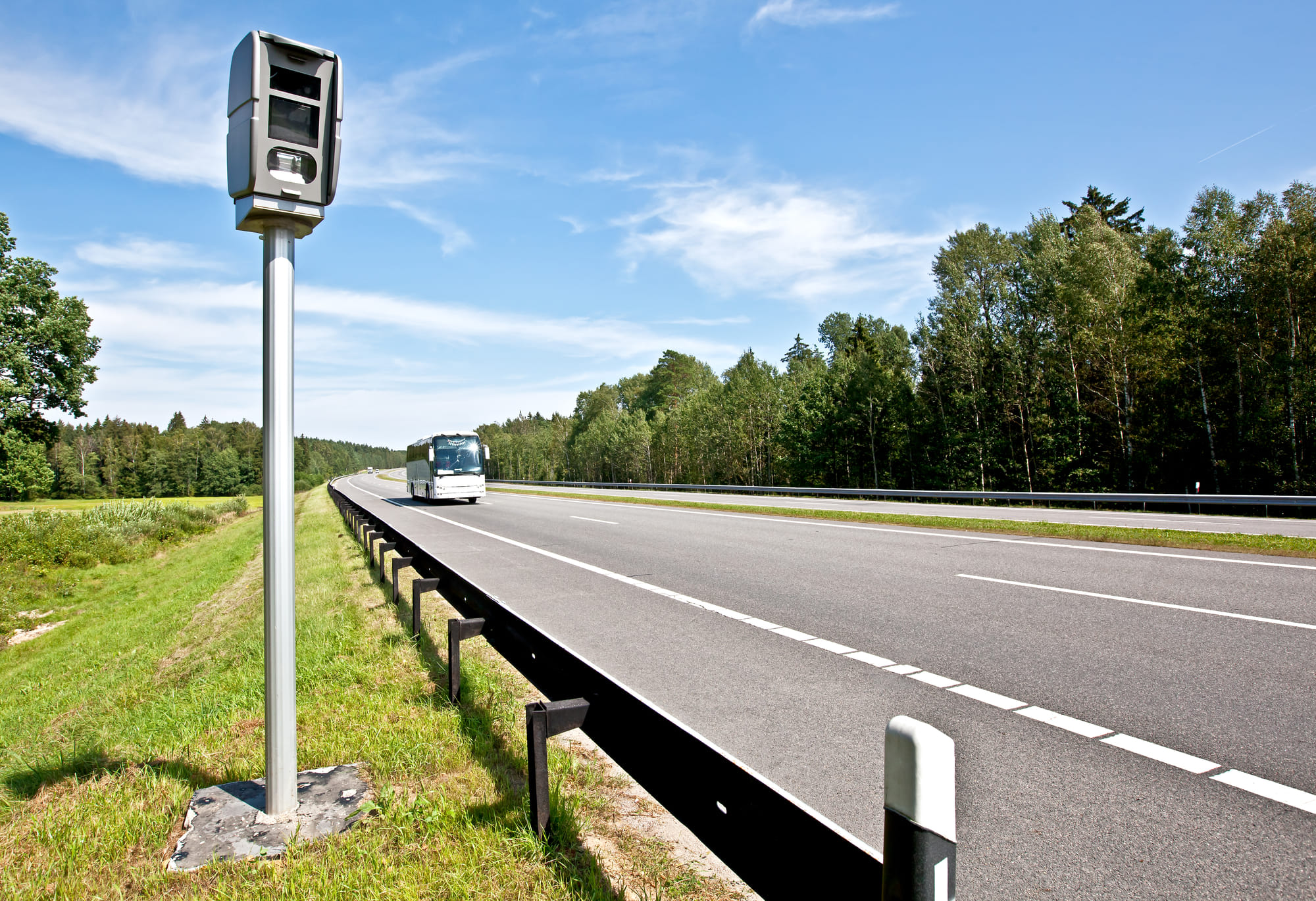 Fotobokser med strekningsmålinger er viktige hjelpemidler for å hindre trafikkulykker.
