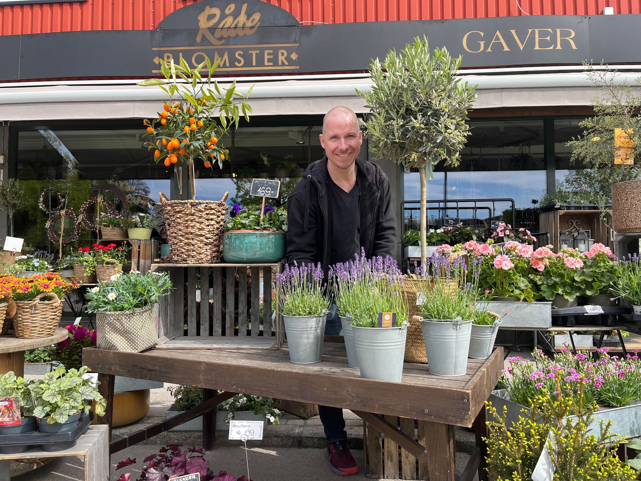 Daglig leder i Råde Blomster, Christian Abrahamsen, er et velkjent ansikt i sentrum av Råde for både lokale og tilreisende blomsterhandlere