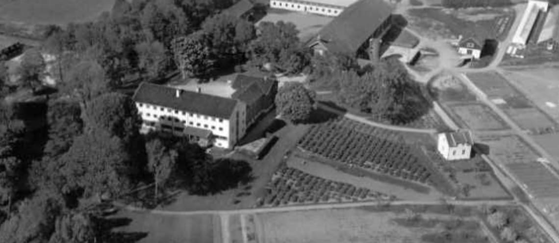 Bilde hentet fra www.digitalmuseum.no. Viser Tomb Landbruksskole i 1955. 