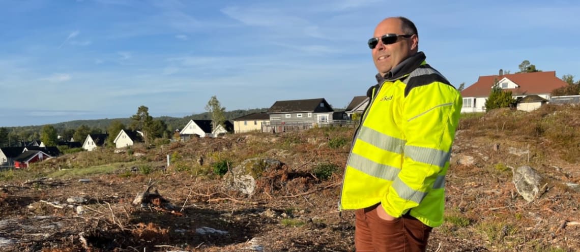 Utviklingssjef i Solid Eiendom, Kim Johansen, på tomten hvor boligene skal bygges. 