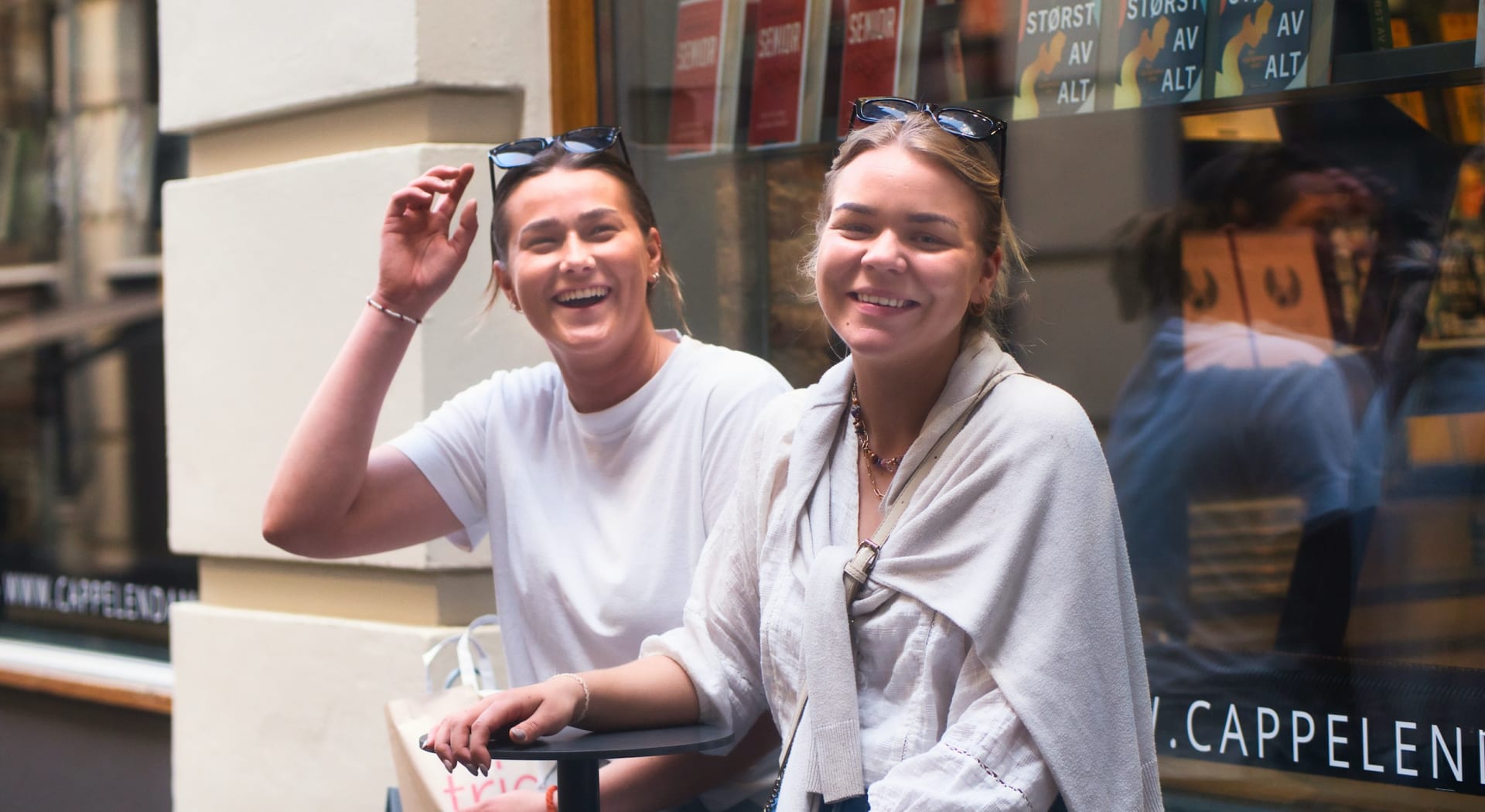 ALDRI SETT: Nora Mathiesen (23) og Margrethe Veiset Larsen ante ingenting om denne «hemmelige» og idylliske passasjen, midt i Oslo sentrum. - Vi måtte bare stoppe og ta et bilde, forteller de. (Foto: Björn Audunn Blöndal/Pressworks) 