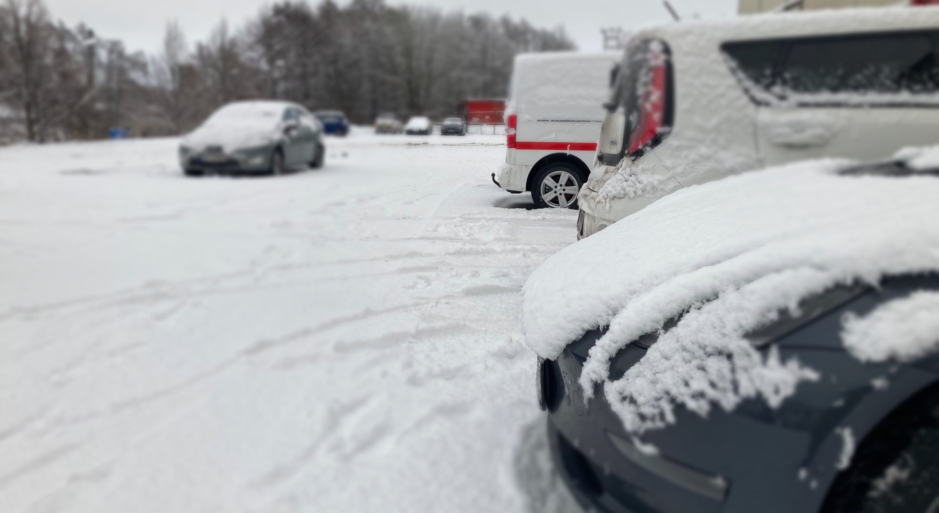 Snø, kulde, regn og lang avstand fra parkeringsplassen til leiligheten gjør en parkeringskjeller ekstra verdifull