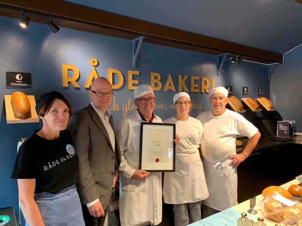 Landsforeningen for Baker og Konditorer overrakte sertifikatet på at Råde Bakeri er håndverksbakeri. Foto: Råde Bakeri