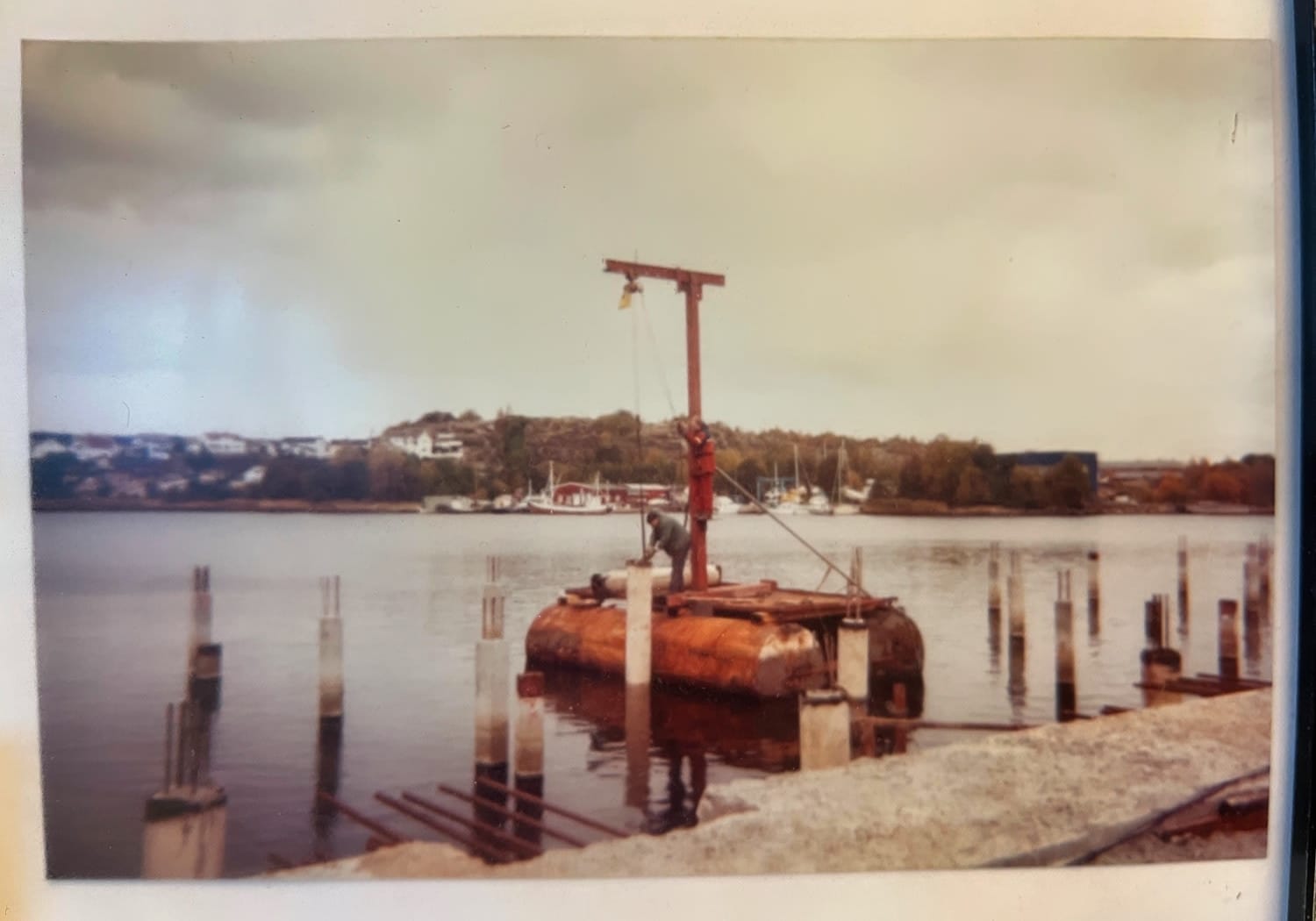Stene Stål bygger kaia på Glombo i 1991. Foto: Øyvind Stene