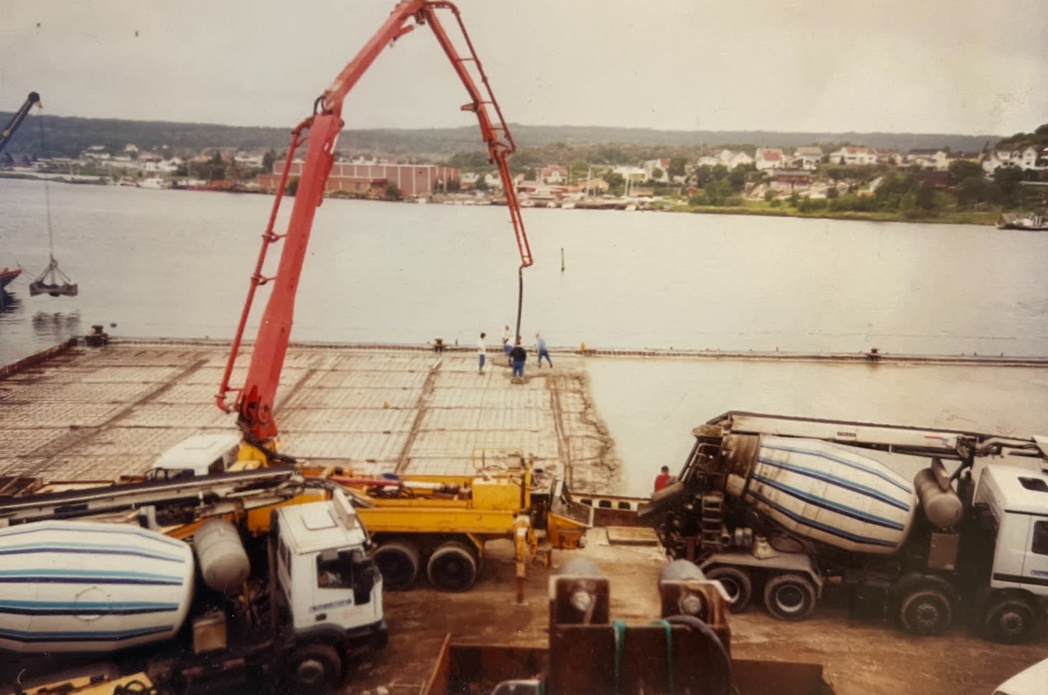 Stene Stål bygger kaia på Glombo i 1991. Foto: Øyvind Stene
